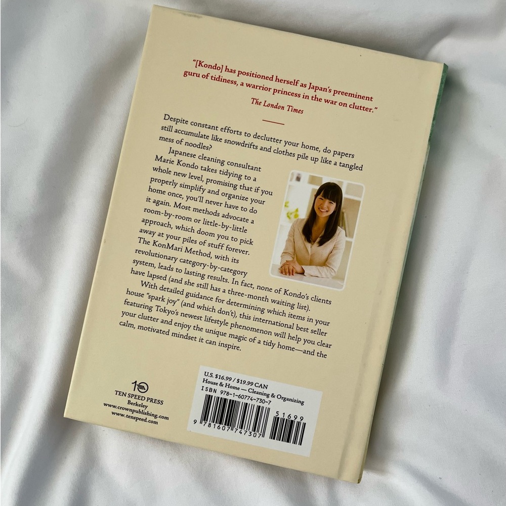 "the life-changing magic of tidying up" by Marie Kondo - Picture 2 of 7